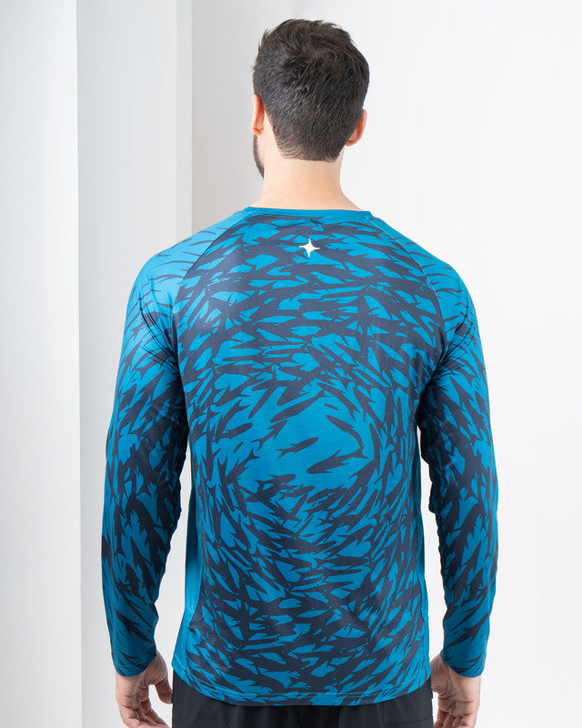 Performance Long Sleeve, Patrón cardumen azul oscuro, back view, Relaxed fit, Polyester, versatile use