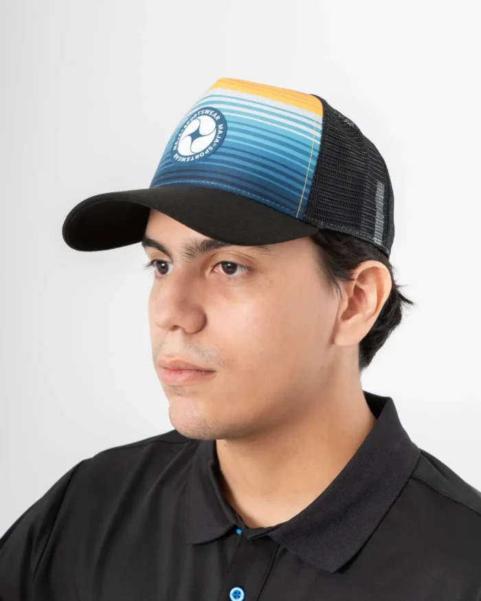 Gorra Trucker Emblema Dorado