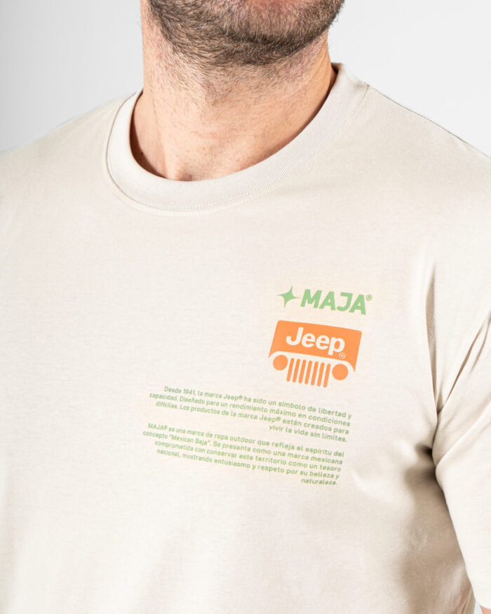 Camiseta Gráfica Blanca JEEP® x MAJA® Legacy Wrangler - Image 3
