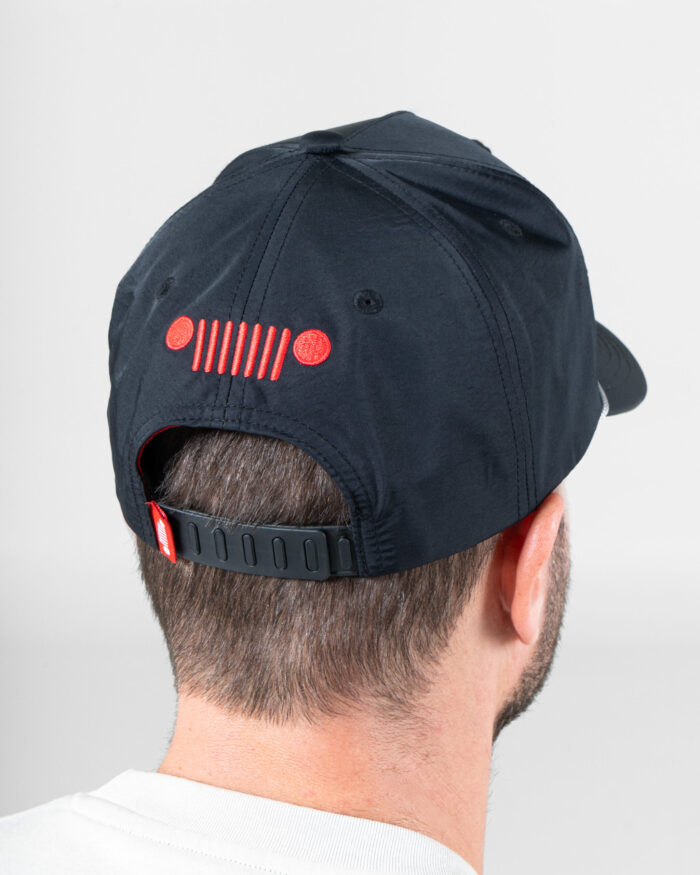 Gorra Snapback JEEP® x MAJA® Renegade Negro con Rojo - Image 2