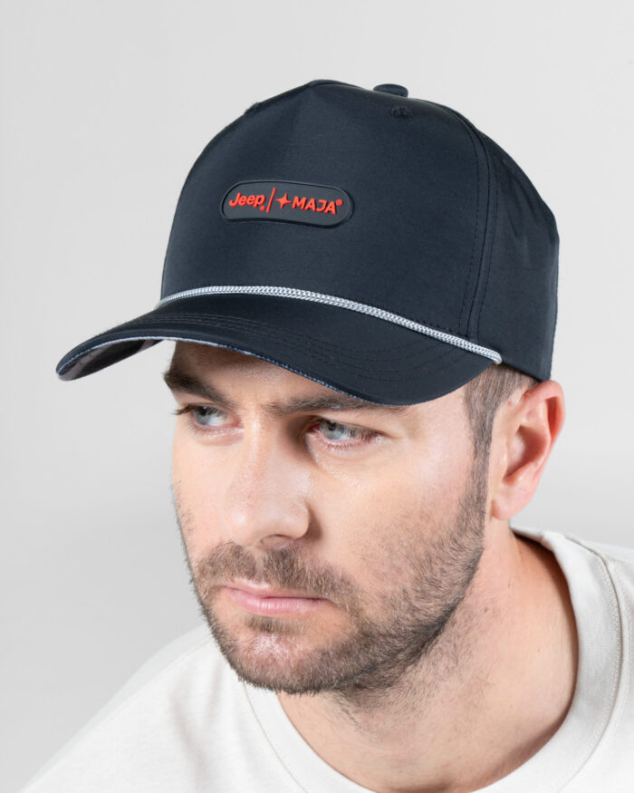Gorra Snapback JEEP® x MAJA® Renegade Negro con Rojo