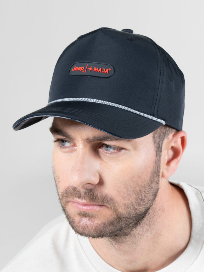 Gorra Snapback JEEP® x MAJA® Renegade Negro con Rojo