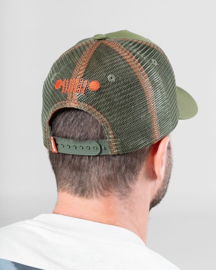 Gorra Trucker JEEP® x MAJA® Compass Verde con Naranja - Image 2