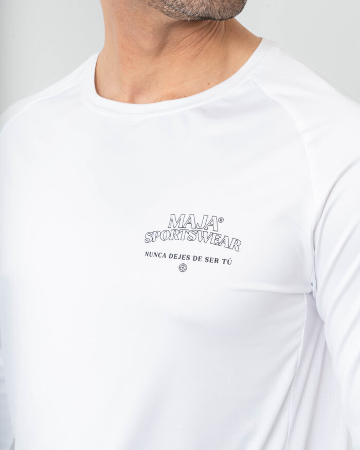 Playera Performance Emblema Dorado - Image 3