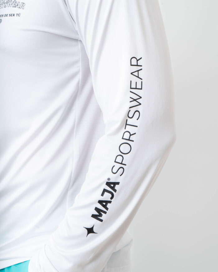 Playera Performance Emblema Dorado - Image 4
